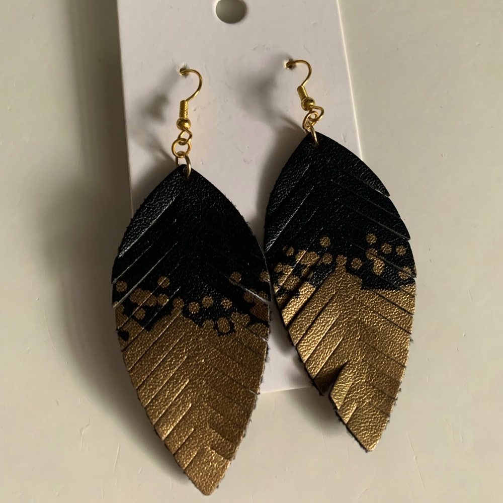 NWT Leather Feather Dangle Earrings ✨